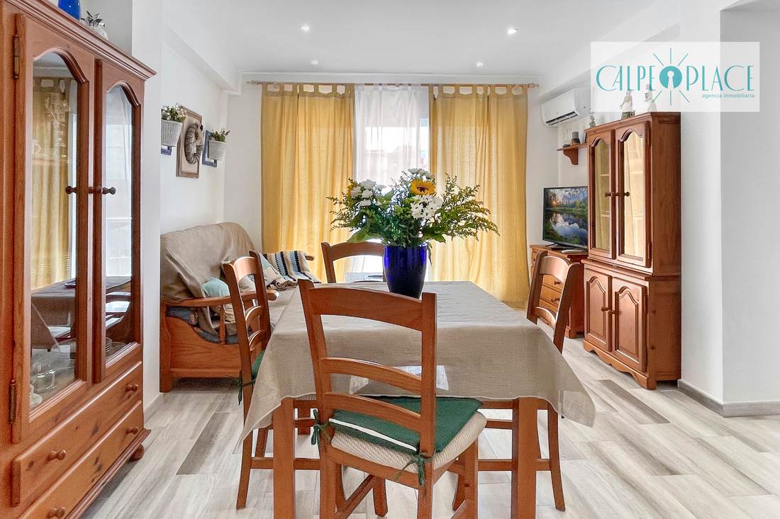 Comedor con la vitrina de madera y la mesa puesta