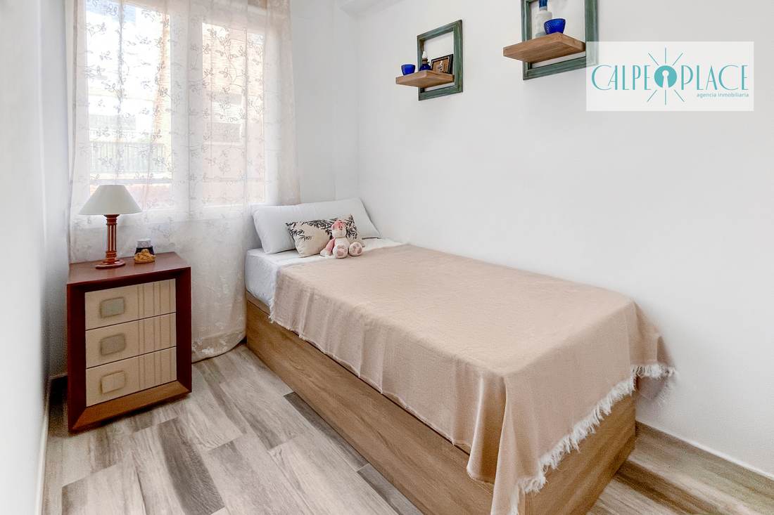 Dormitorio individual con cómoda y espejo