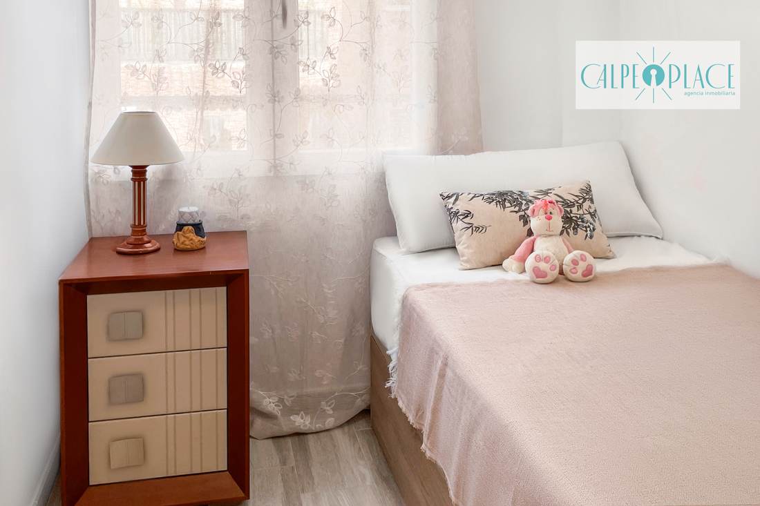 Dormitorio con dos camas y mesilla de madera