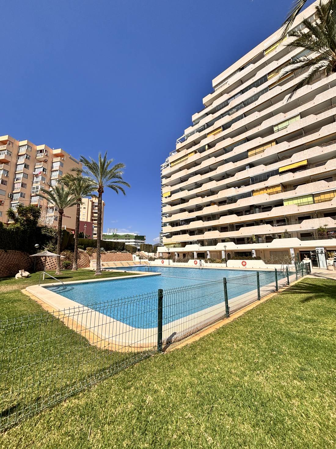Piscina comunitaria entre los jardines