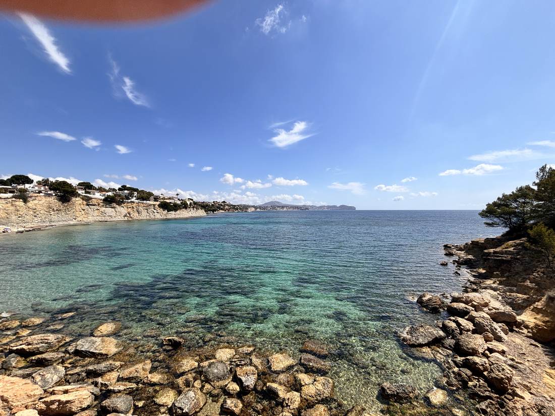 La cala de aguas claras que queda al lado del edificio
