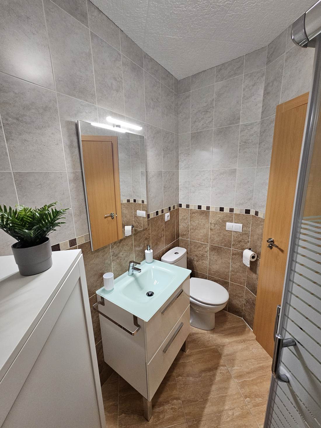 Lavabo del baño, con el mueble y el espejo