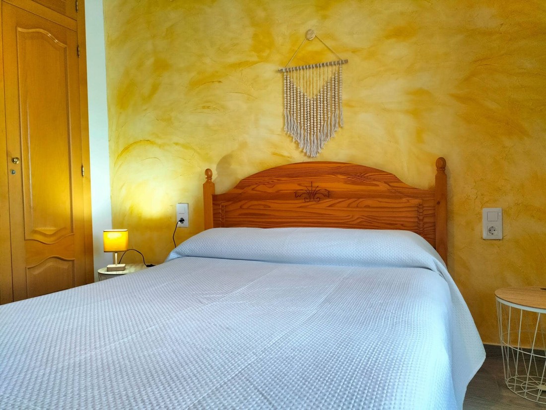 Double bedroom with a wooden headboard