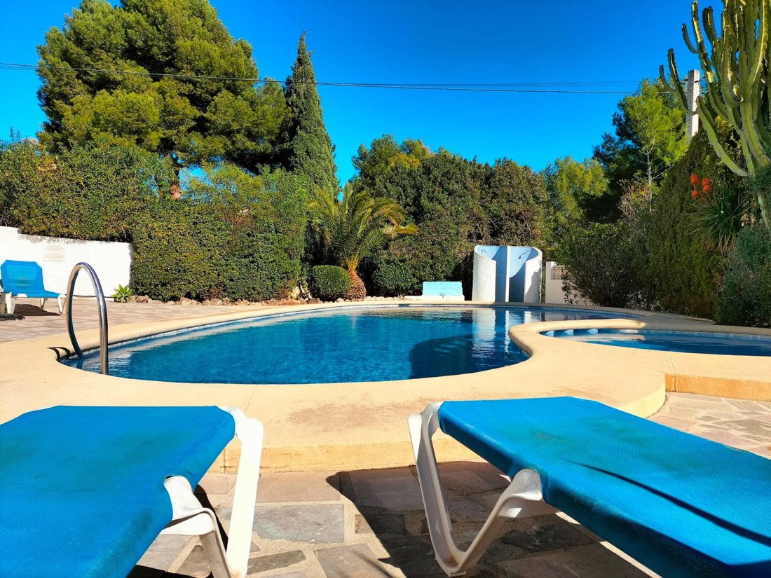 The communal pool with the sun loungers