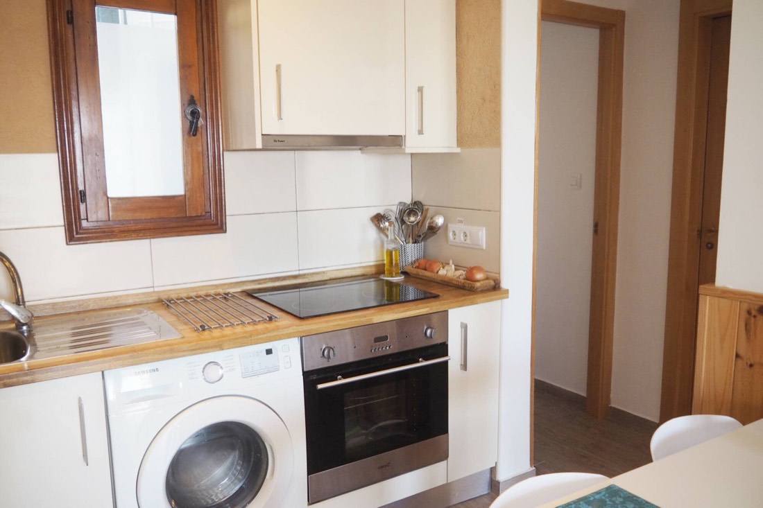 Equipped kitchen with oven, ceramic hob and washing machine