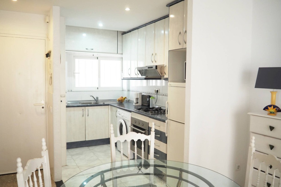 Equipped kitchen with a glass table