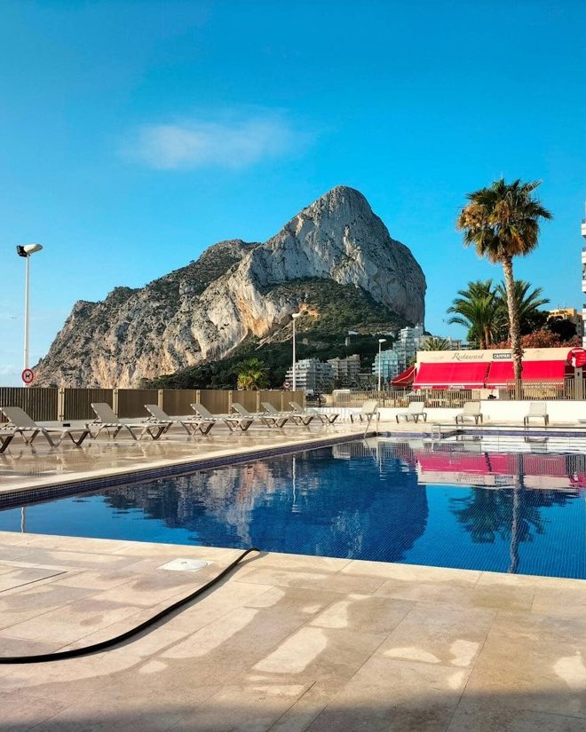 The communal pool at Apartamento Calpe Mediterráneo with the Peñón de Ifach behind