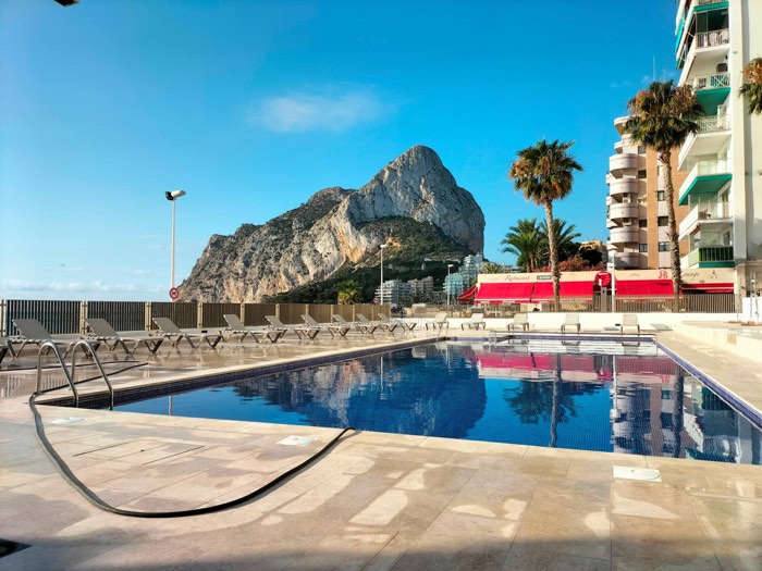 Piscina comunitaria del Apartamento Calpe Mediterráneo con el Peñón de Ifach al fondo