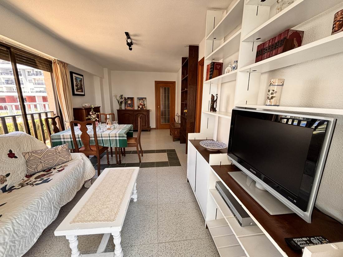 El salón con el televisor y la entrada de luz