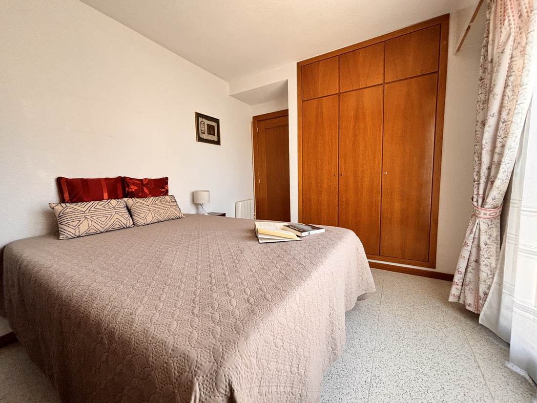 Segundo dormitorio doble, con armario de madera