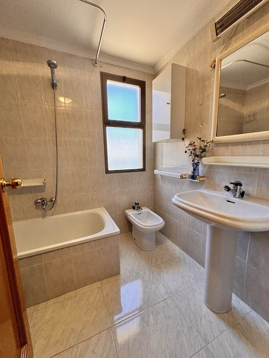 Baño completo con bañera