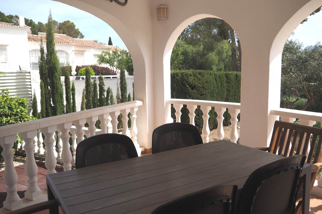 Naya con arcos y mesa larga de madera, a la sombra