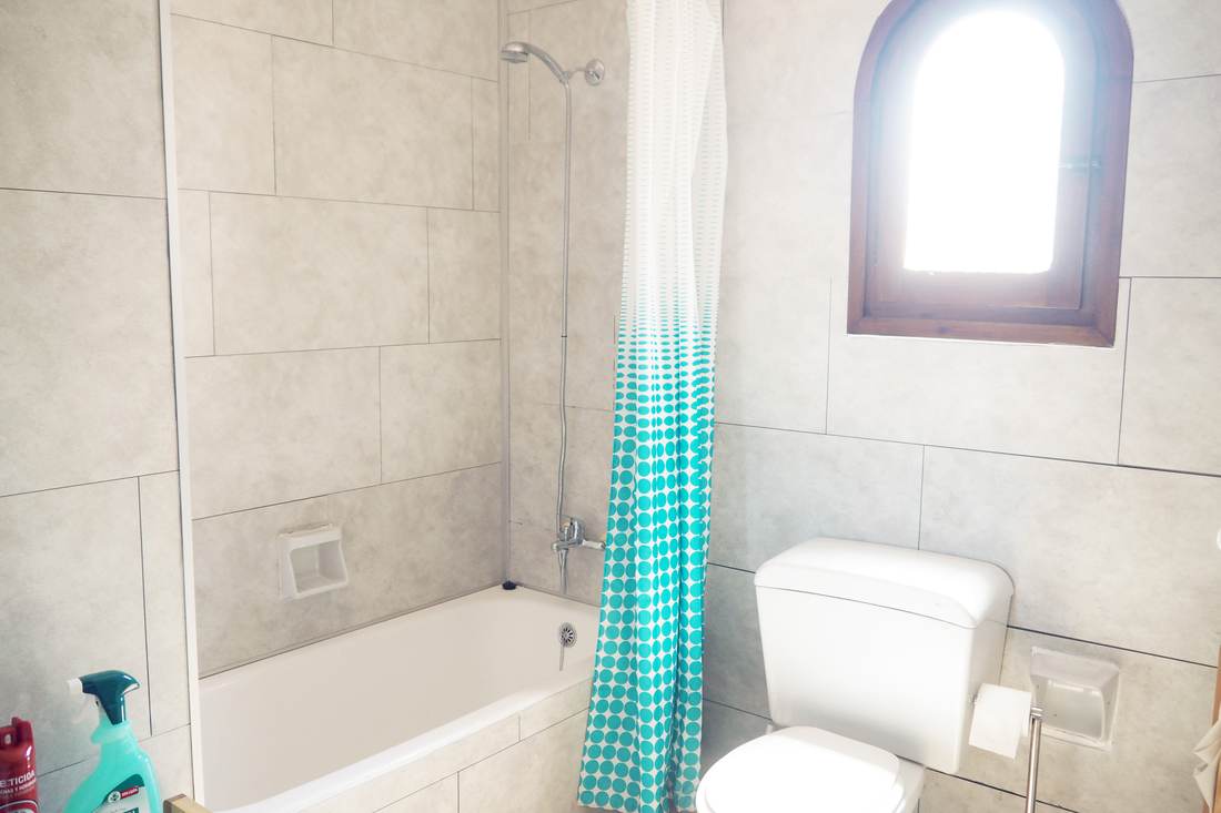 Baño completo con bañera y ventana