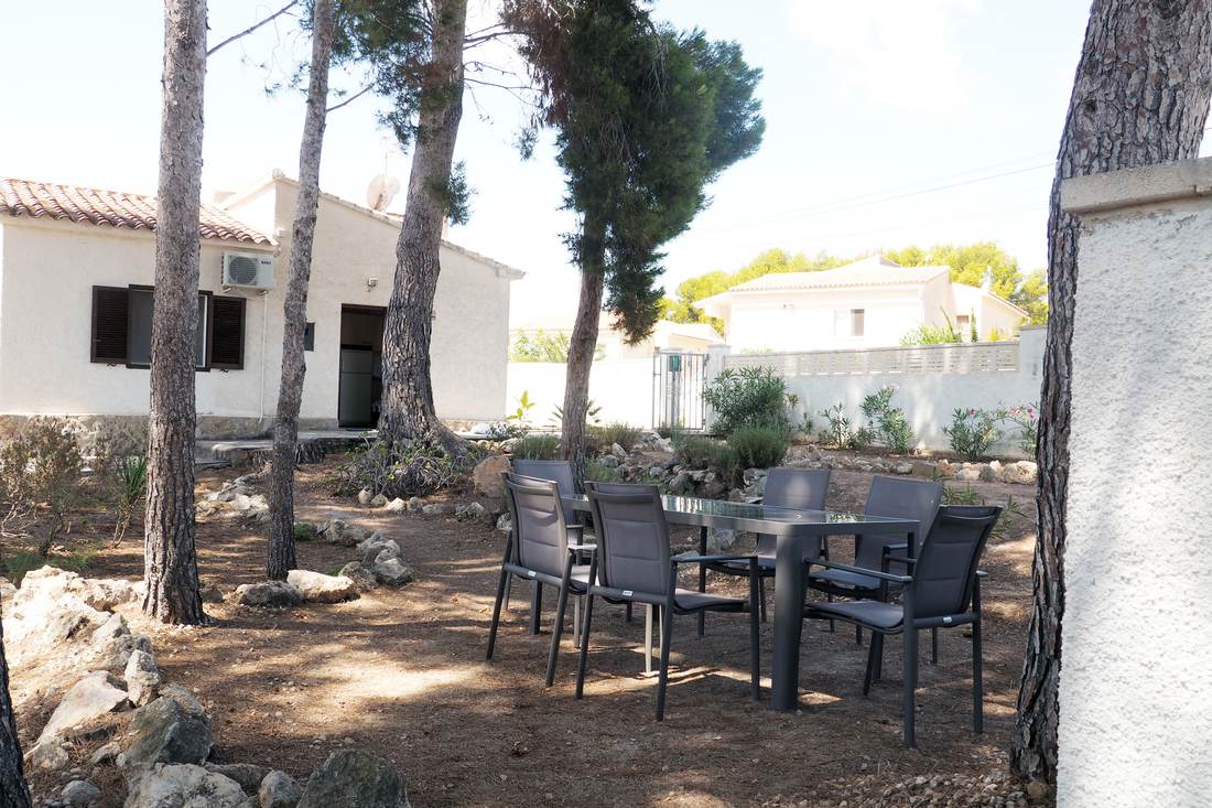 Mesa de comedor al aire libre bajo los pinos de la parcela