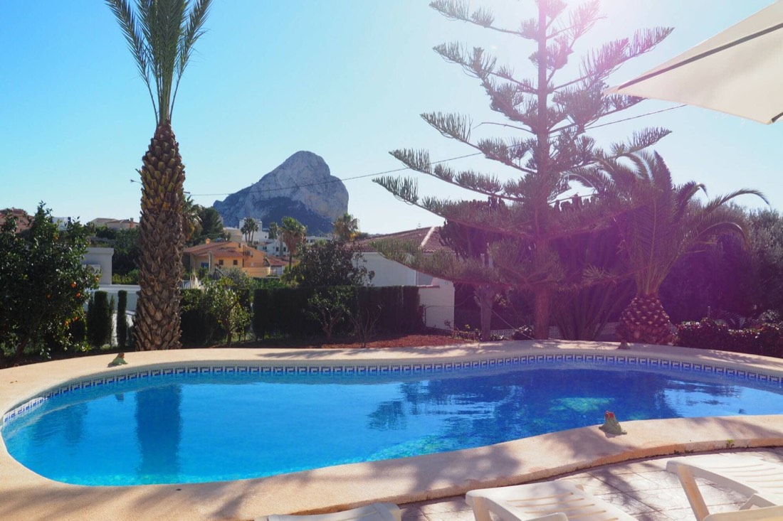 The pool with the Peñón de Ifach outlined behind