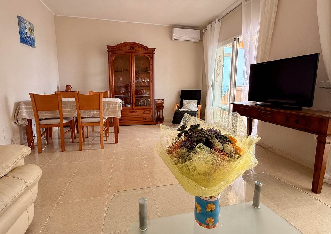 Salón comedor, con la mesa y la vitrina de madera