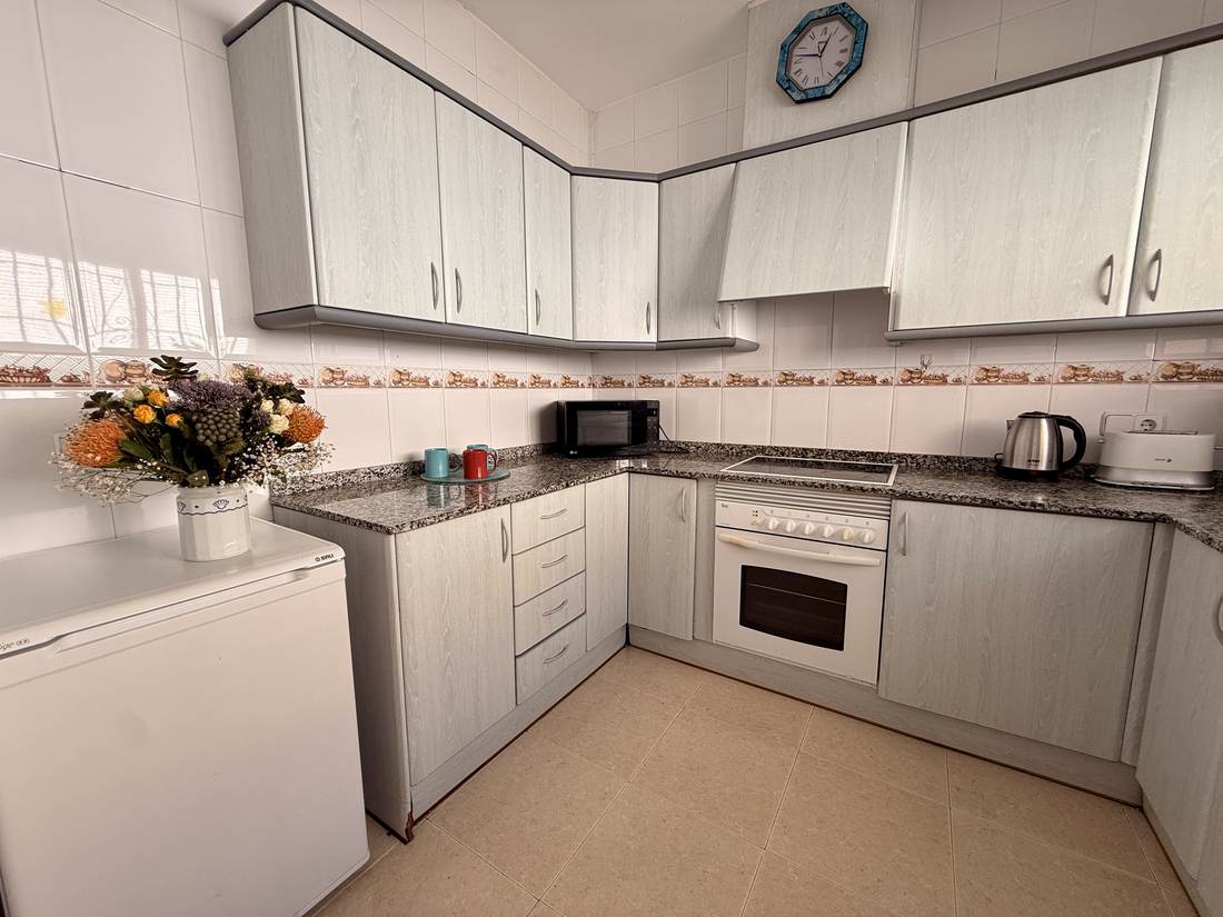Cocina independiente en blanco, con horno y vitrocerámica