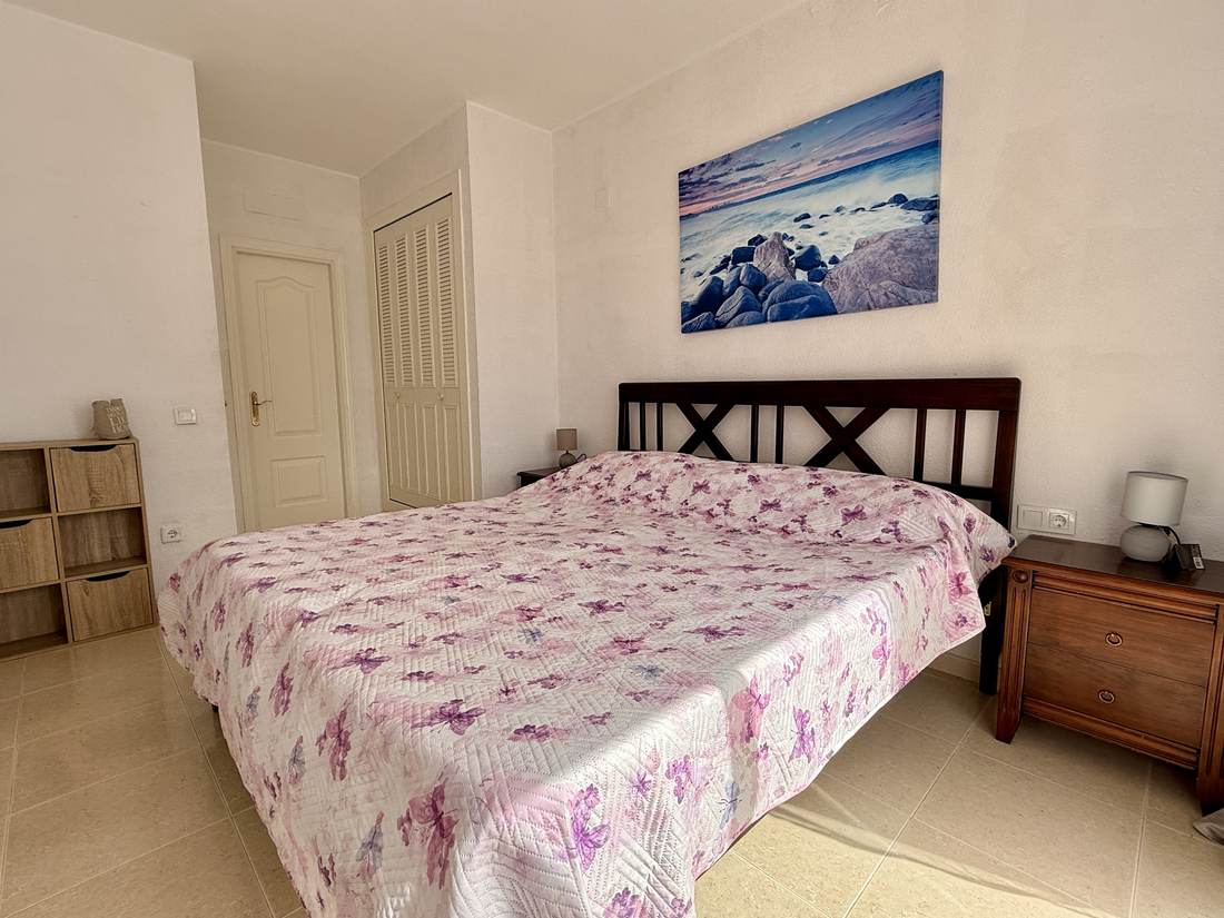 Dormitorio principal con cama de matrimonio