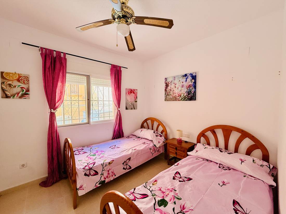 Dormitorio con dos camas individuales