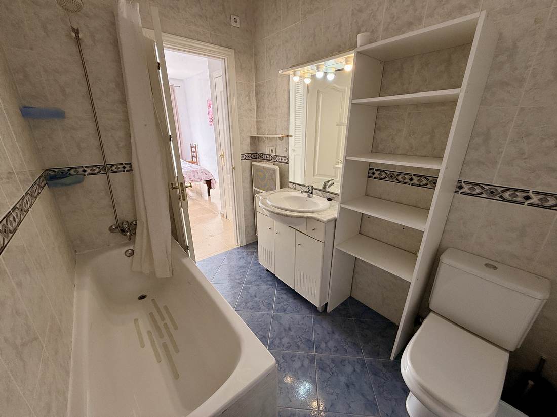 Baño completo con lavabo, espejo y ducha