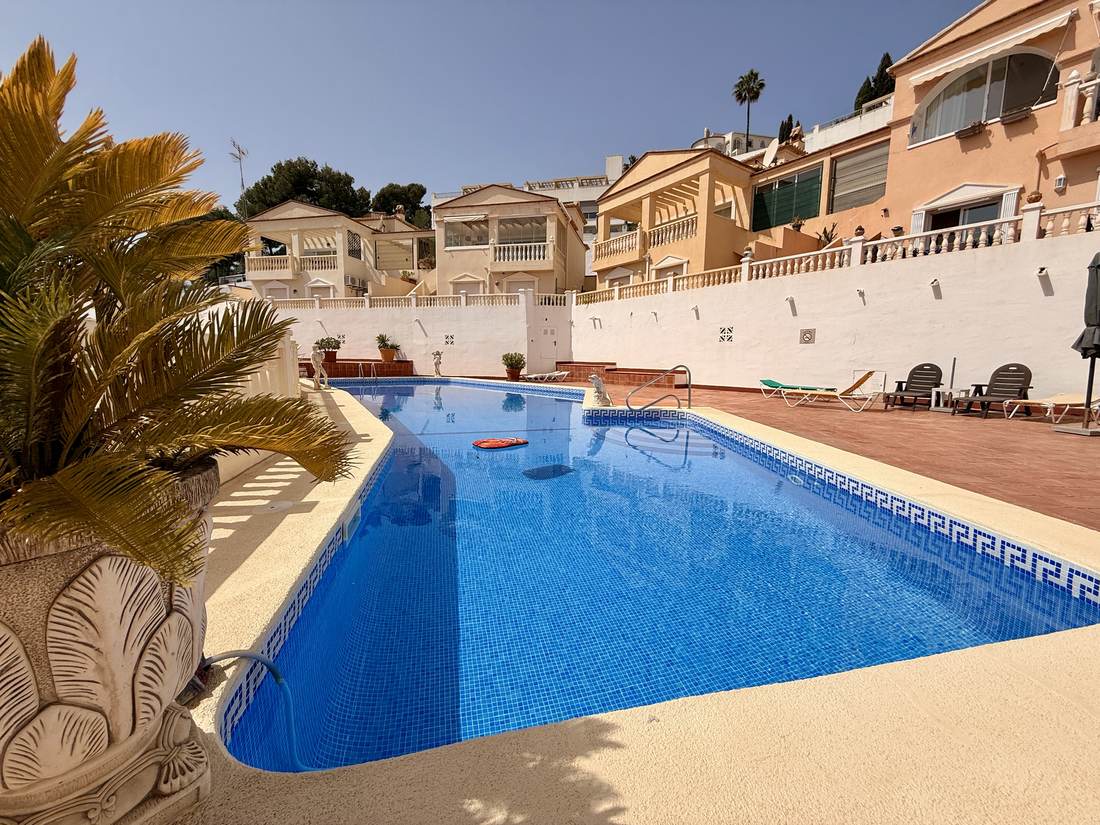 Piscina de la urbanización, con las casas alrededor