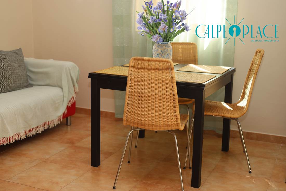 Comedor con mesa y sillas de mimbre
