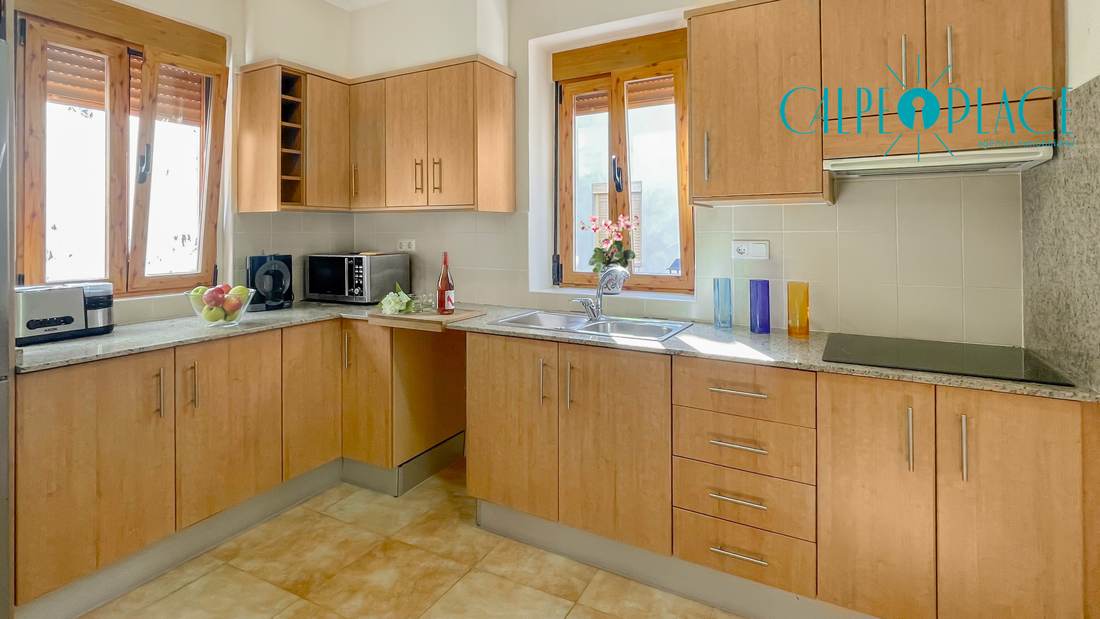 Cocina independiente con armarios de madera