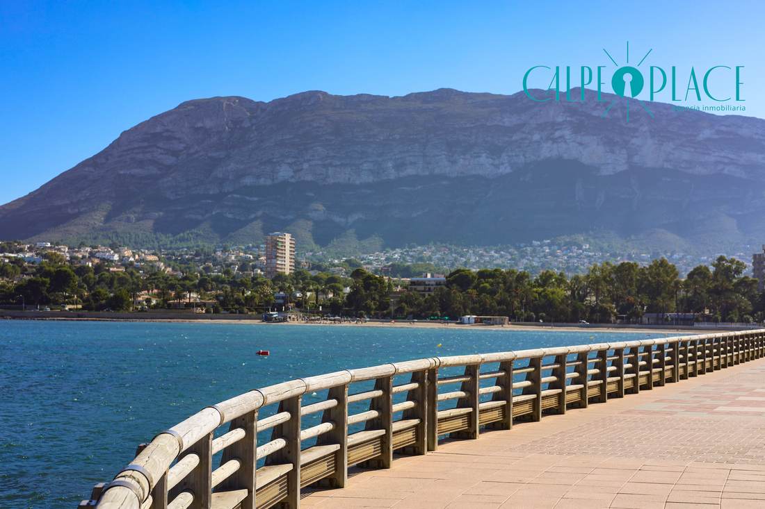 El Montgó y la bahía de Denia desde el paseo