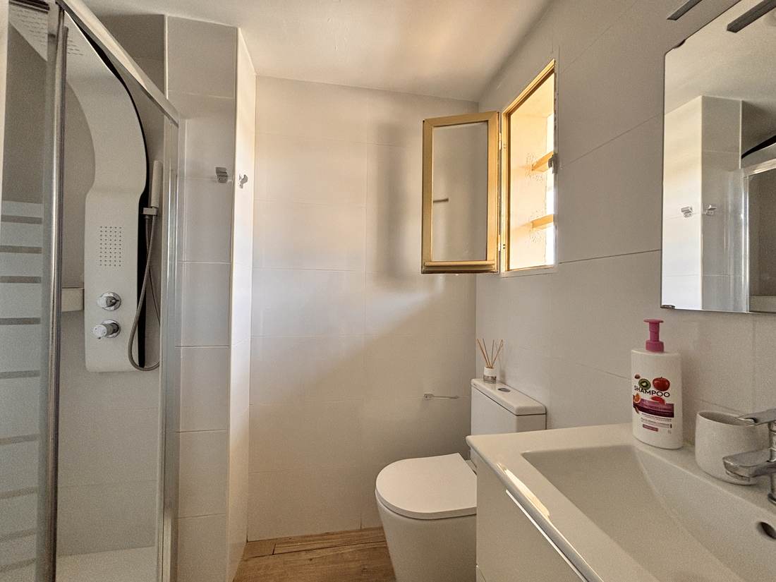 Segundo baño con columna de ducha