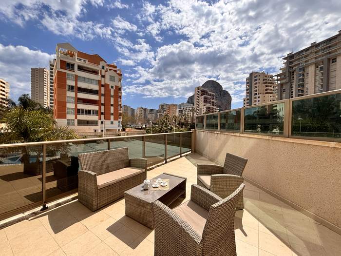 Terraza de Flamenco con sofás de ratán y vistas abiertas a las salinas de Calpe
