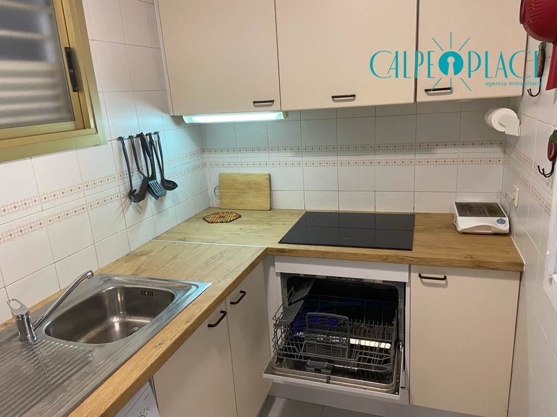Cocina reformada, con encimera de madera y placa de inducción