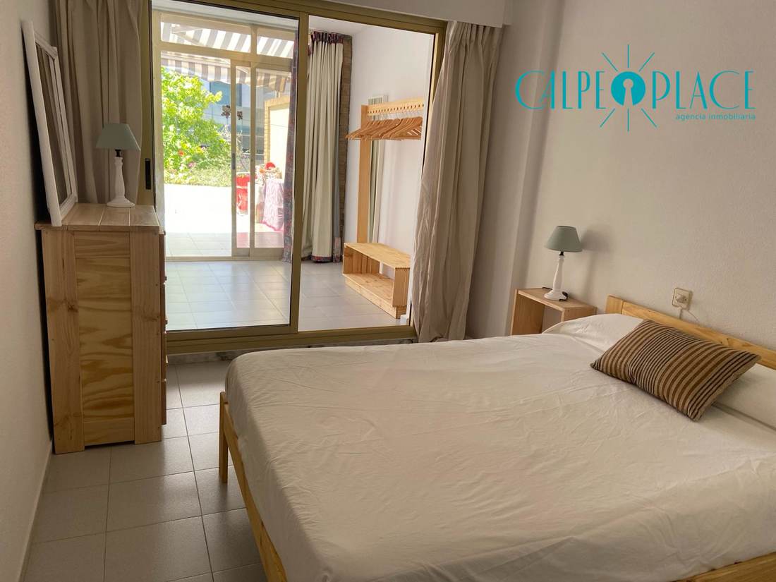Dormitorio con ventanal al exterior