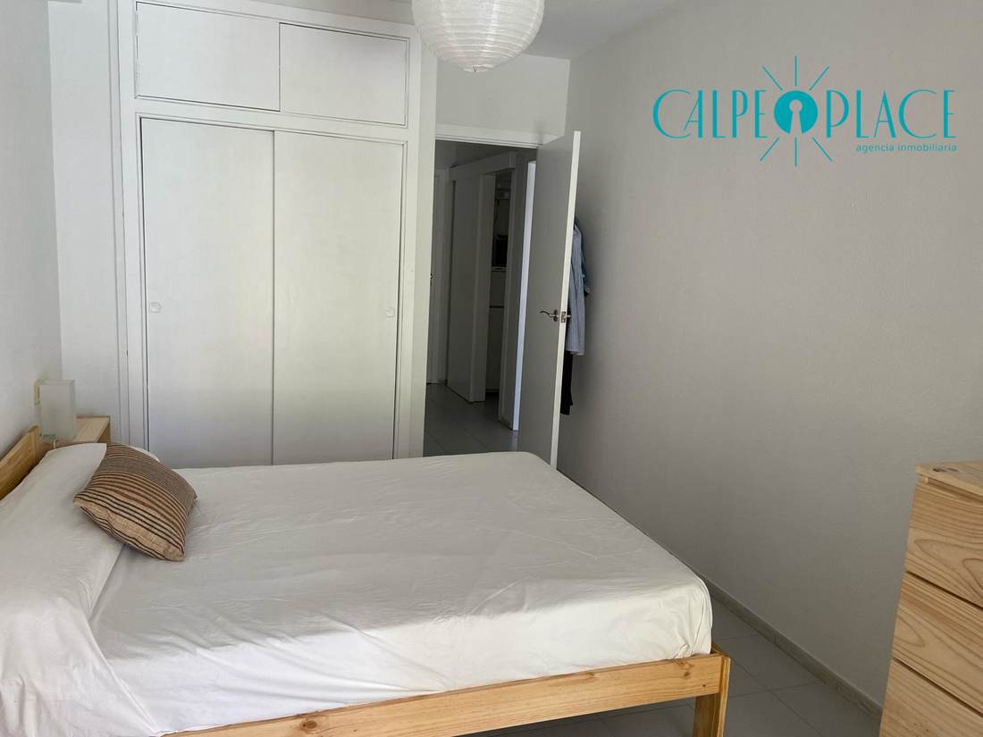 Dormitorio doble con armario y cómoda de madera