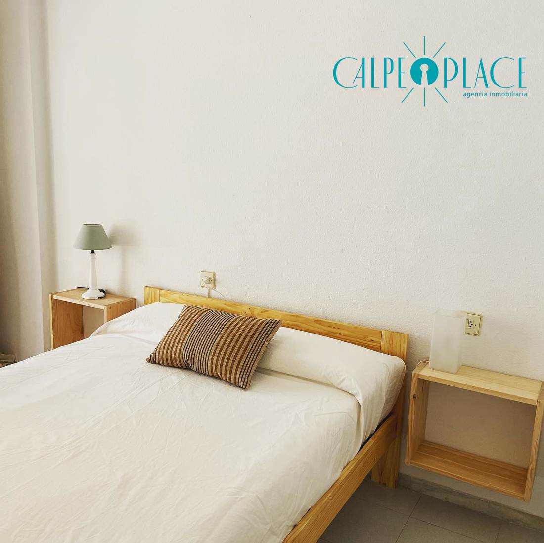 Dormitorio con cama individual y mesillas de madera