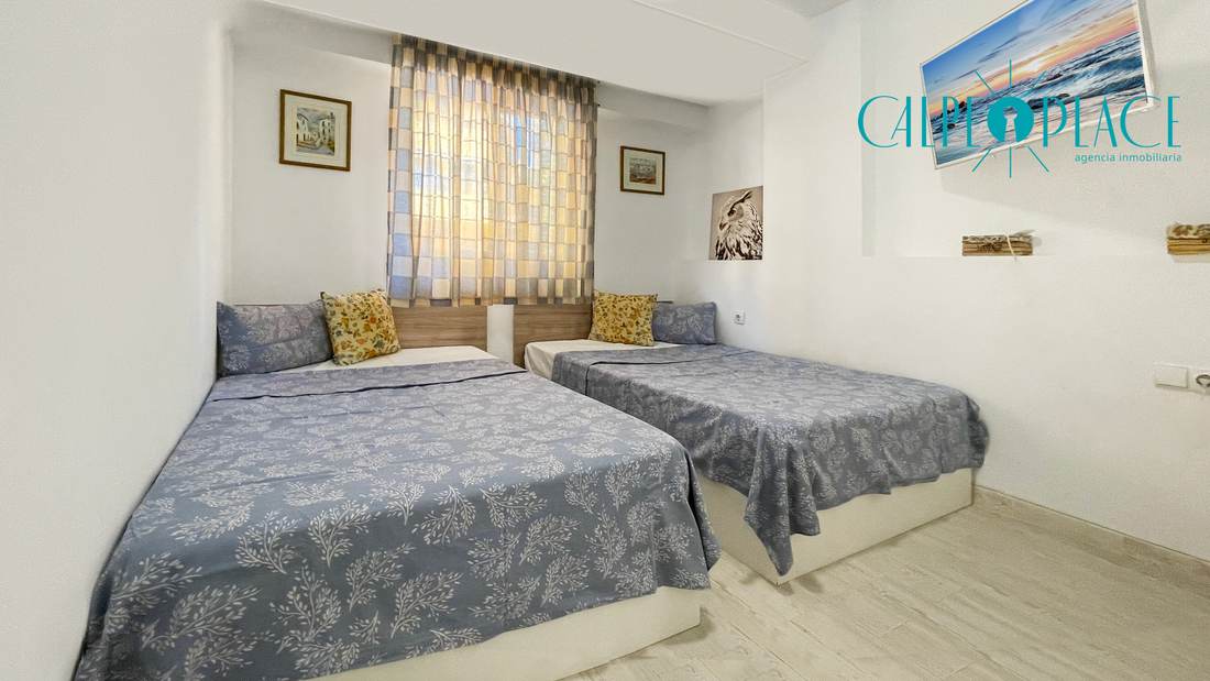 Dormitorio con dos camas individuales y cabeceros de madera