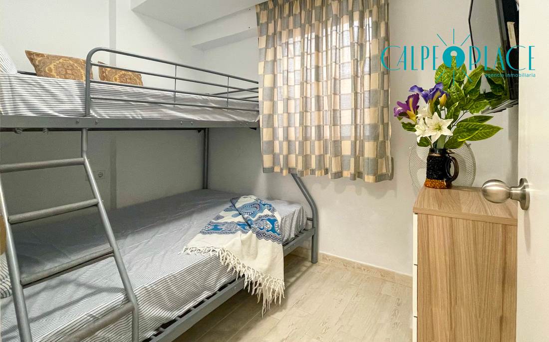 Segundo dormitorio, con litera metálica
