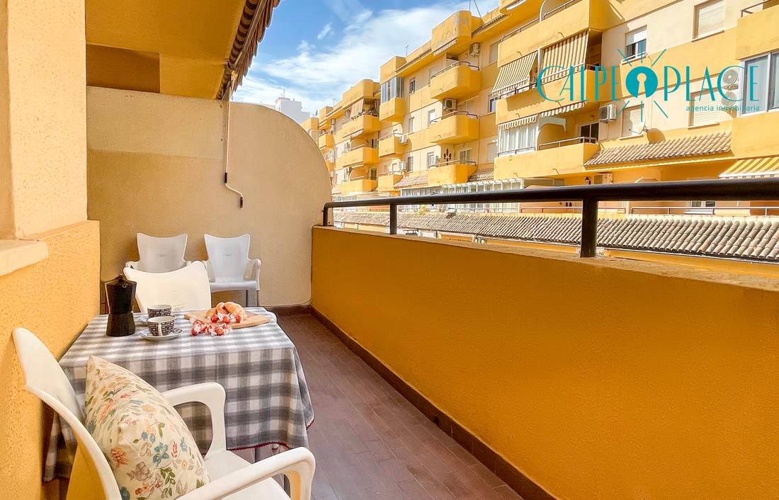 Terraza con la mesa puesta y el sol de la mañana