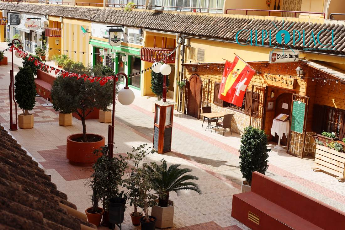 La calle peatonal de Calpe, a pie de casa