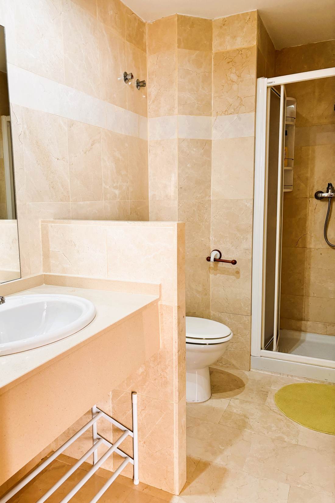 Segundo baño, también de mármol, con ducha