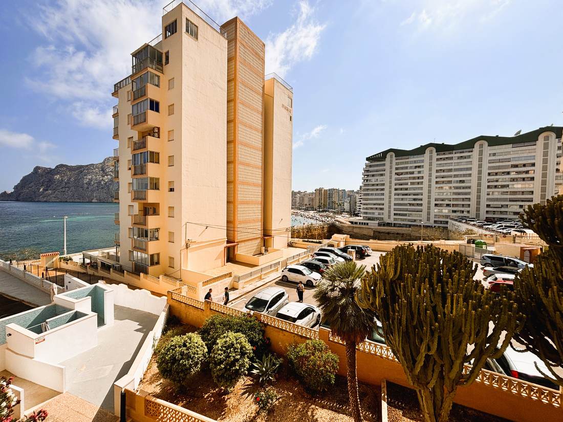 El edificio visto desde la terraza, con el mar y el Peñón a la izquierda