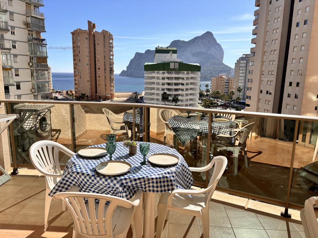 Terraza con la mesa puesta y el Peñón de Ifach al fondo