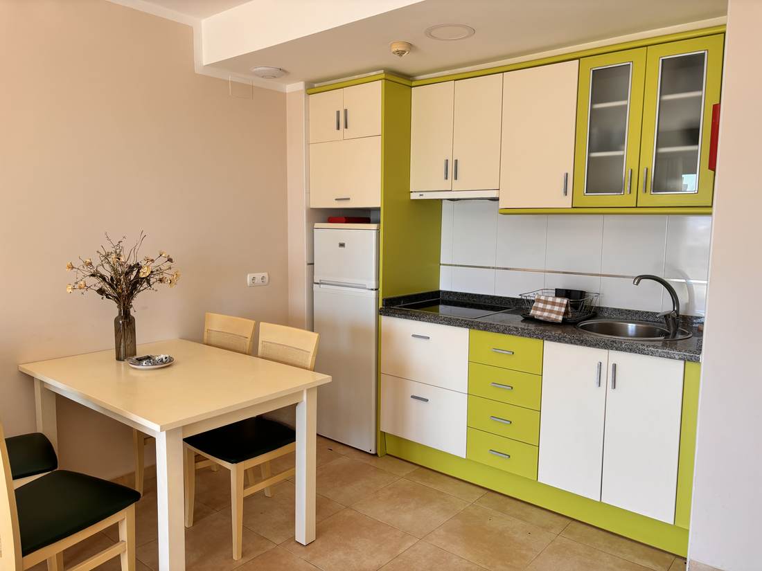 Cocina abierta con los muebles altos en verde lima