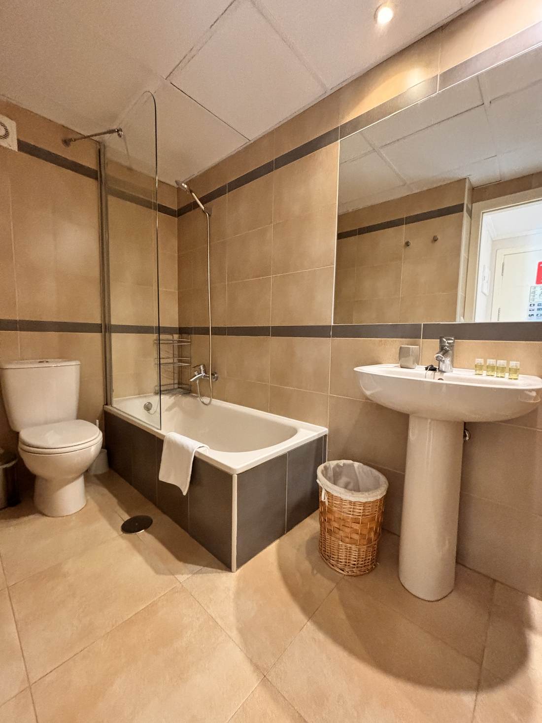 Baño con plato de ducha, lavabo y bidé