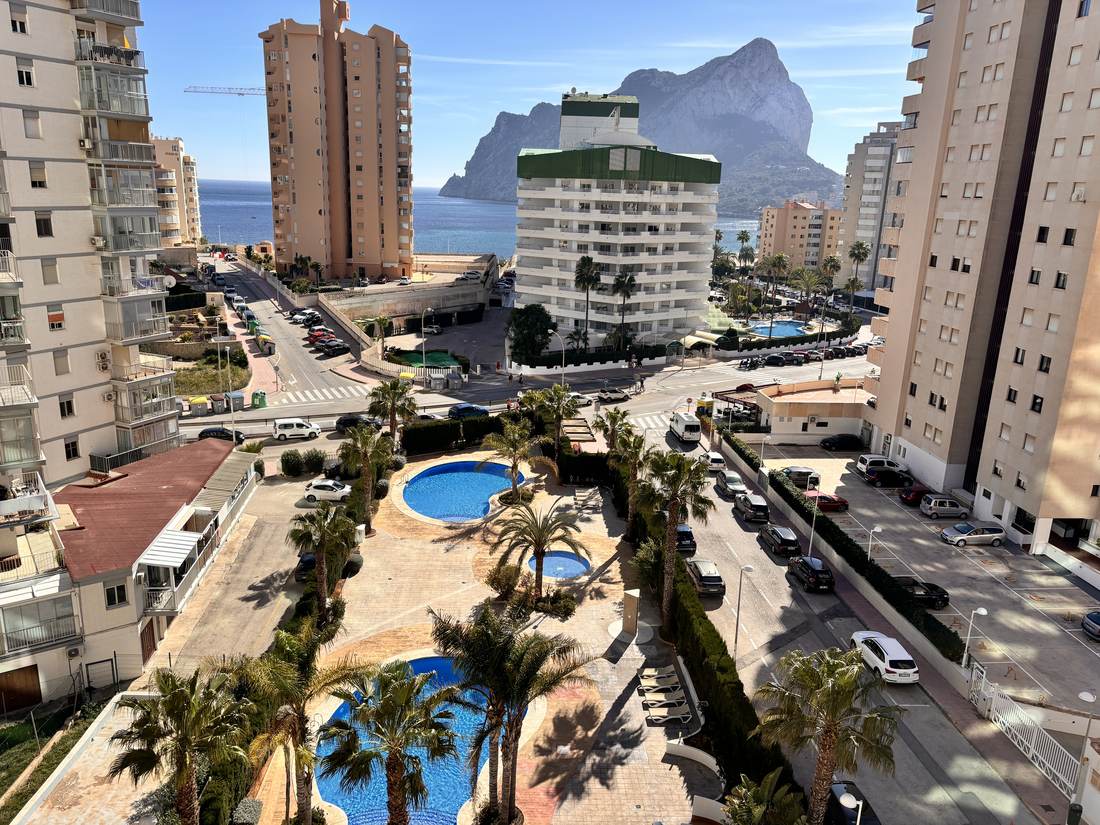 Vistas desde la terraza: las piscinas de la urbanización y el Peñón