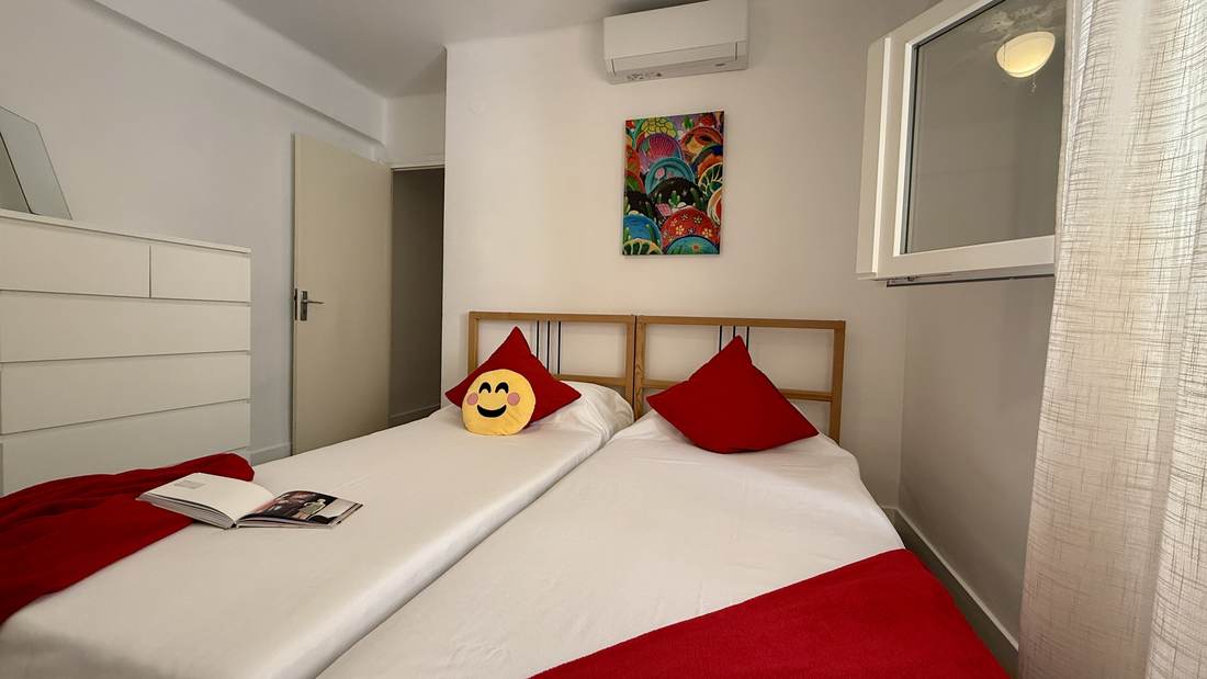 Dormitorio con dos camas individuales juntas