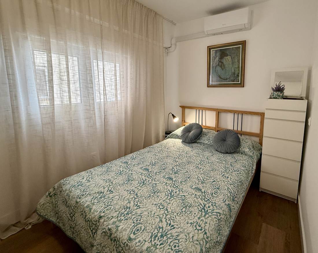 Dormitorio principal con cama de matrimonio