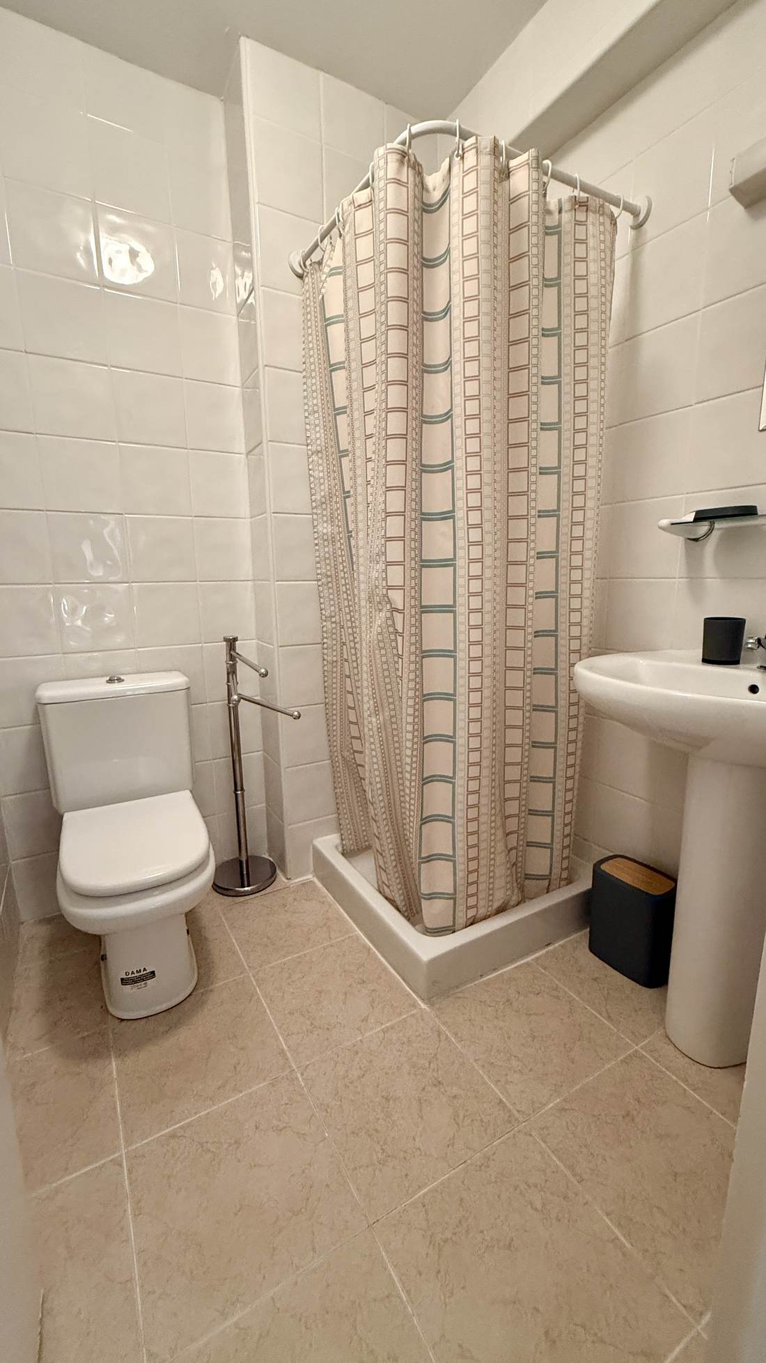 Baño completo con cabina de ducha