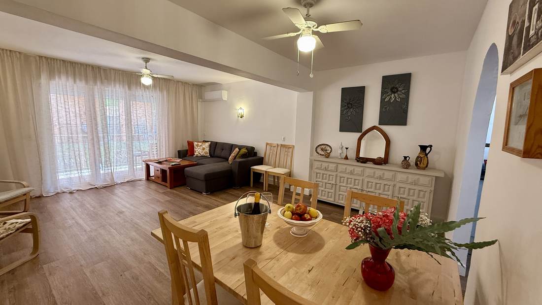 El salón desde el pasillo, con la mesa de comedor al fondo
