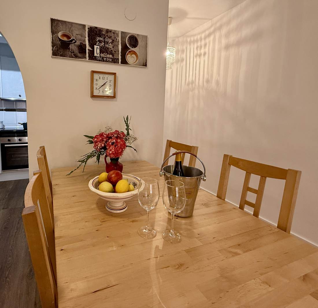 Rincón del comedor, con la mesa puesta