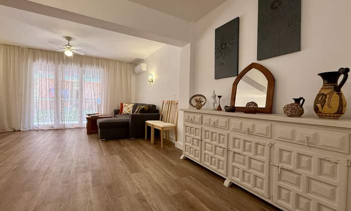 Salón comedor de Miró Fleming, muy amplio, con suelo de madera y el aparador blanco